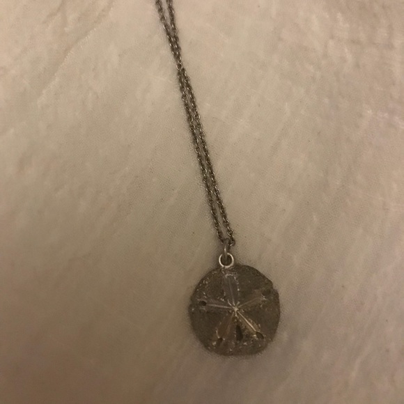 Silver sand dollar necklace from the Pearl Factory - Picture 2 of 3